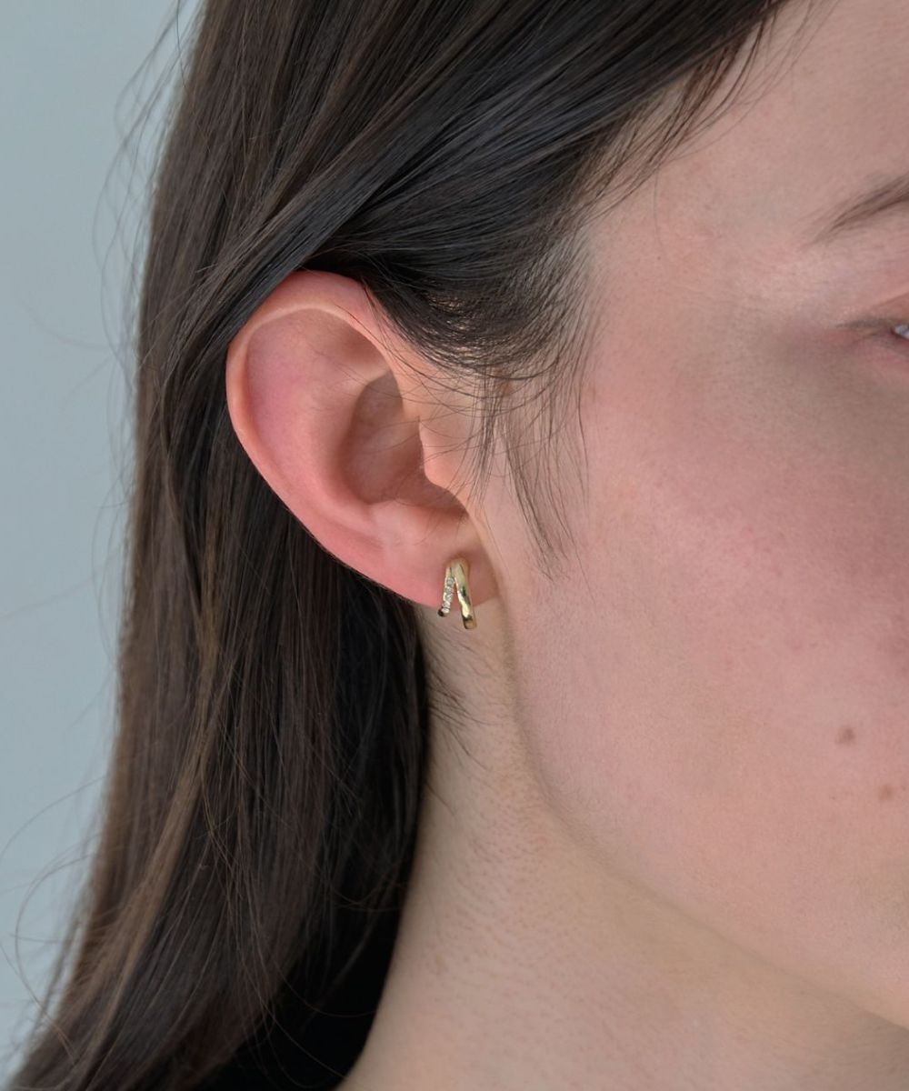 【痛くないシリーズ/金属アレルギー対応】ストレートシャインクリスタルループフィットイヤリング