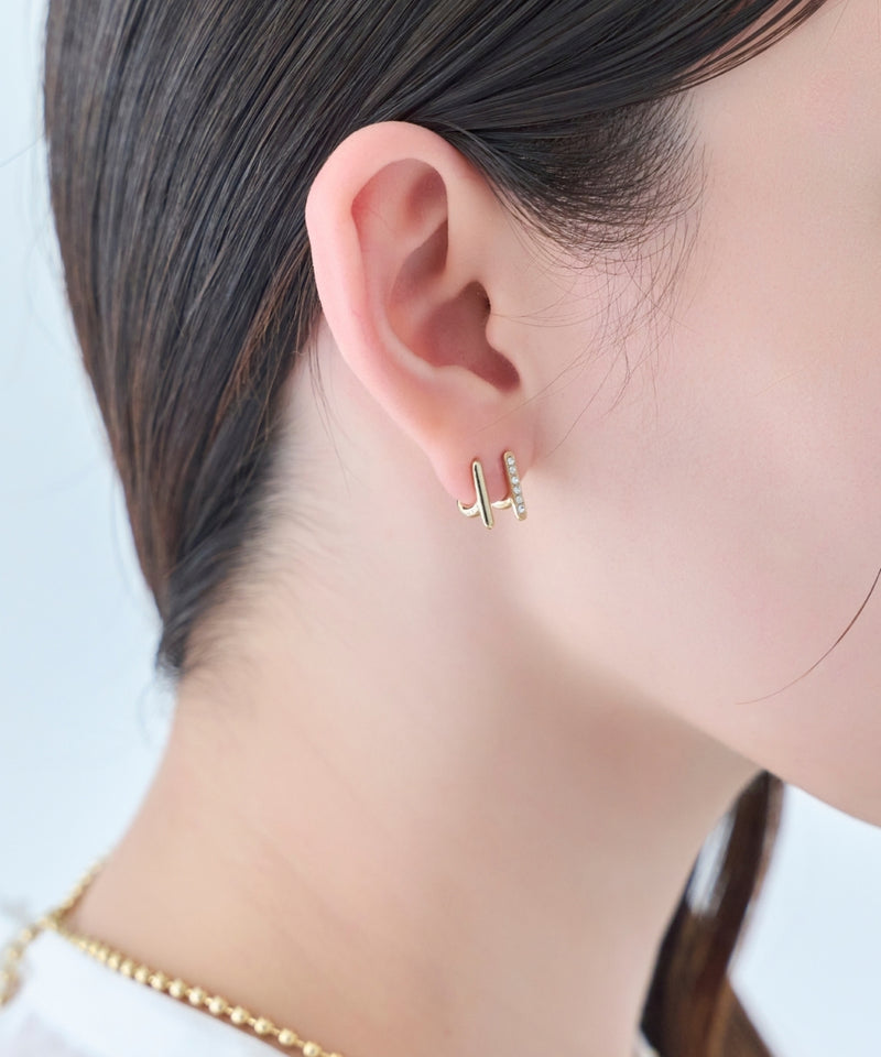 【痛くないシリーズ/金属アレルギー対応】ダブルラインビジューライトフィットイヤリング