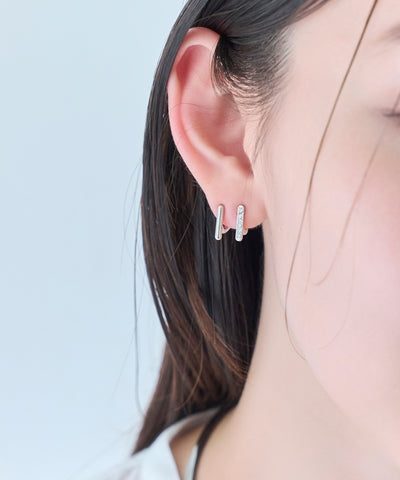 【痛くないシリーズ/金属アレルギー対応】ダブルラインビジューライトフィットイヤリング