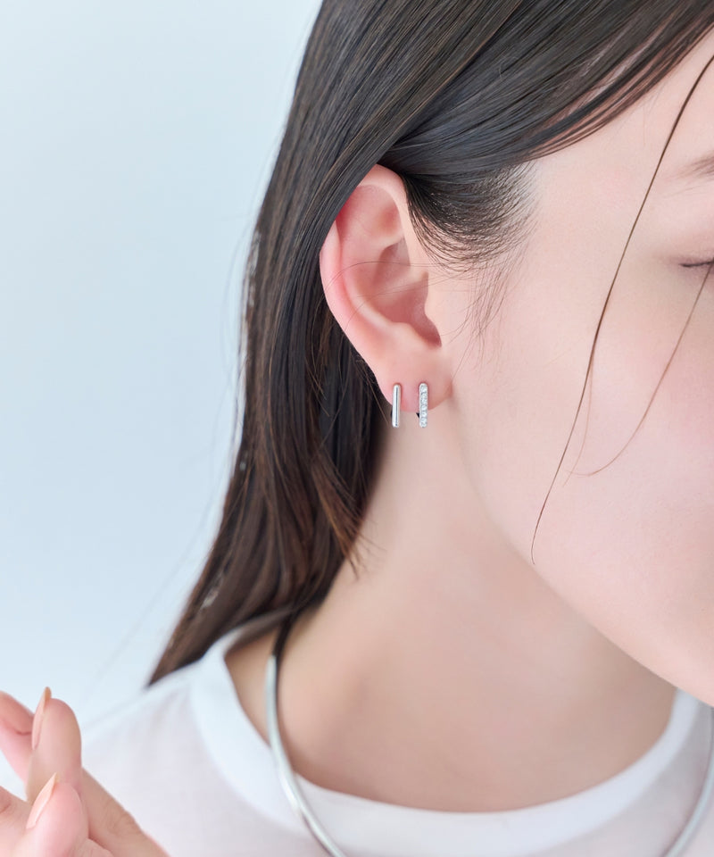 【痛くないシリーズ/金属アレルギー対応】ダブルラインビジューライトフィットイヤリング