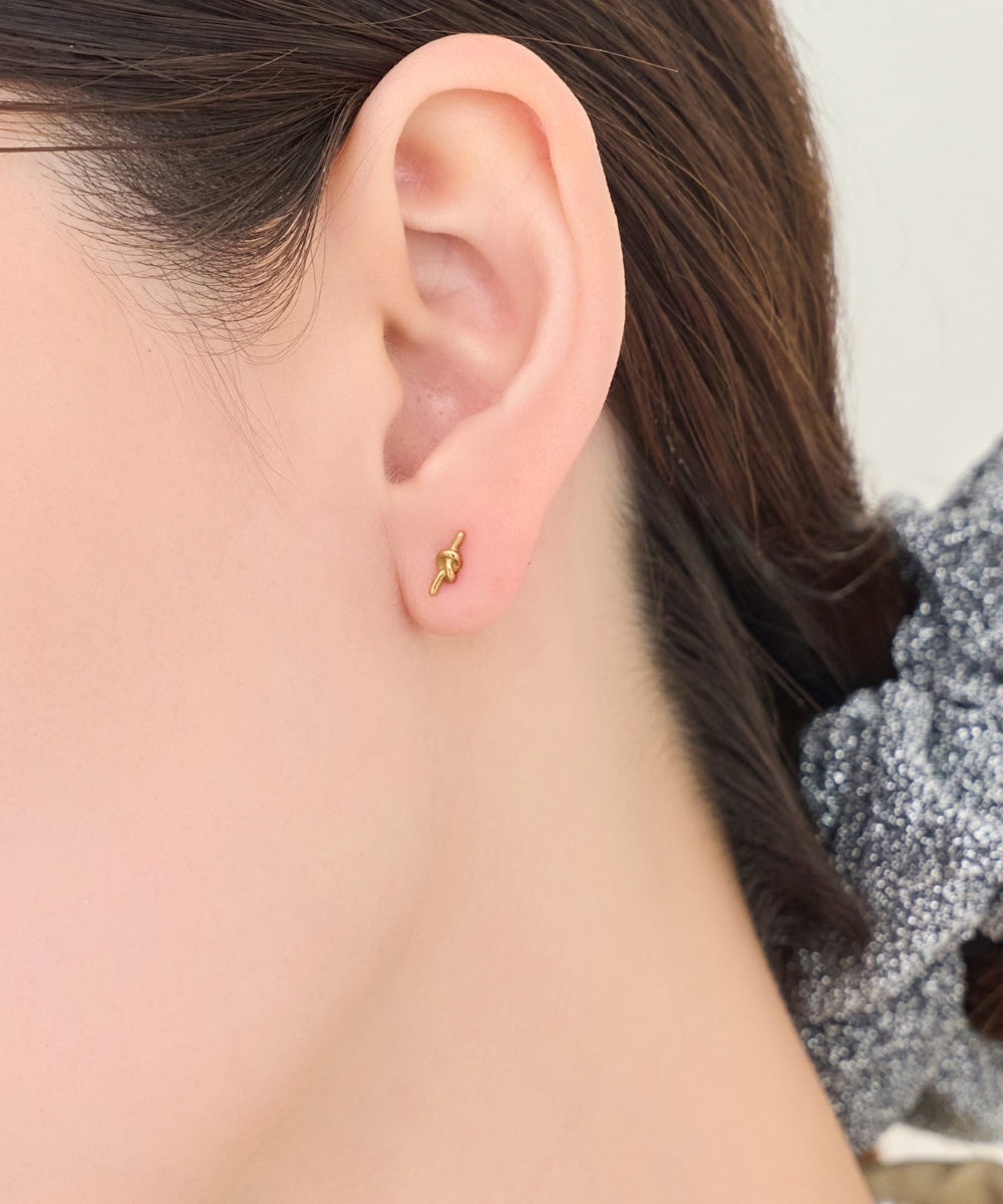 ノットピアス Phoebe/フィービィー】 【金属アレルギー対応】プチノットピアス