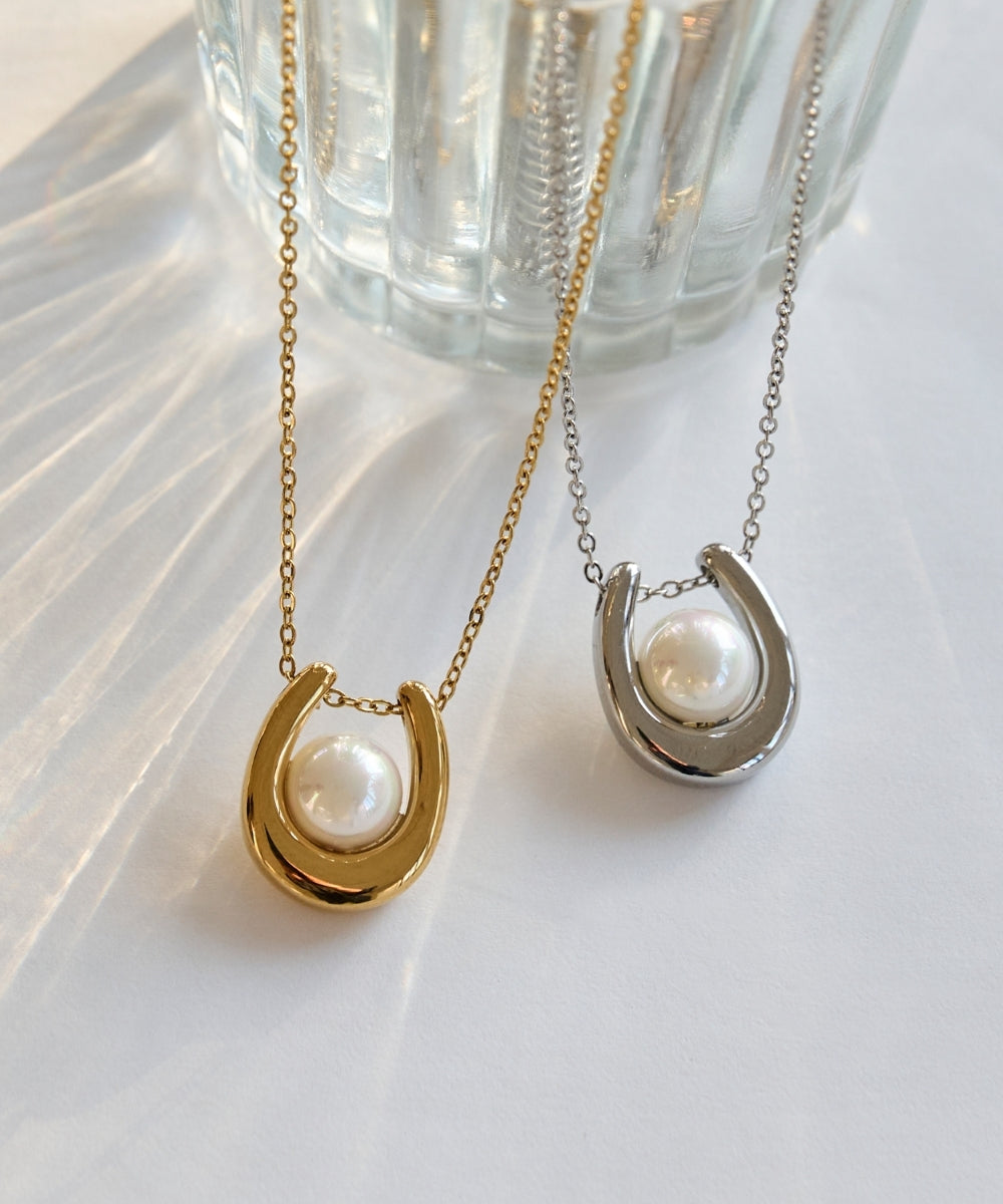 【金属アレルギー対応】メタリックパールホースシューネックレス ステンレス