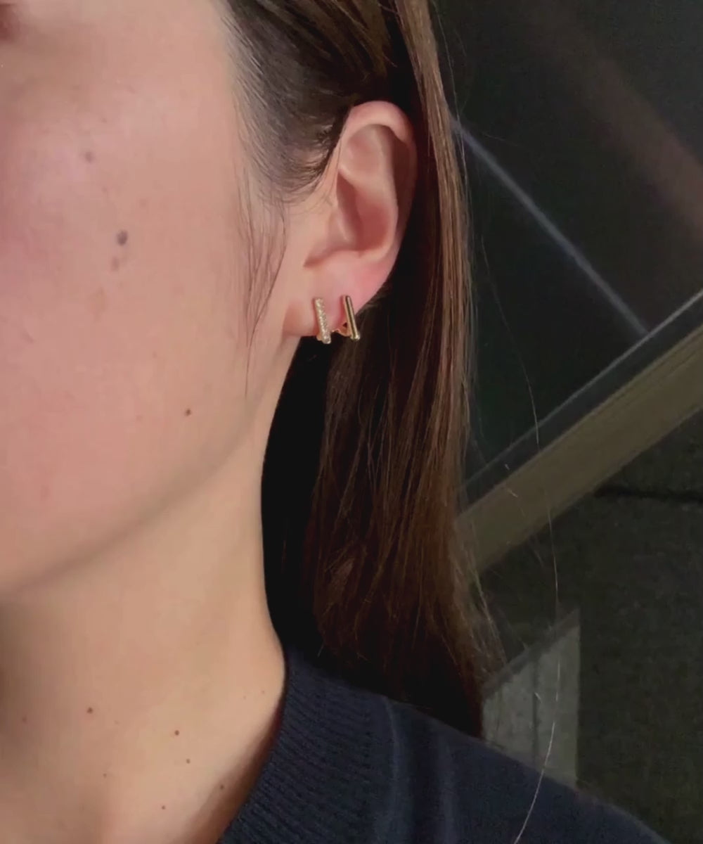 【痛くないシリーズ/金属アレルギー対応】ダブルラインビジューライトフィットイヤリング